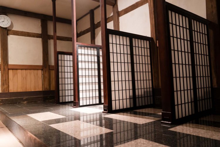 格子戸の仕切りが印象的な「蔵の岩盤浴」。岩盤浴衣の着替えは200円。 