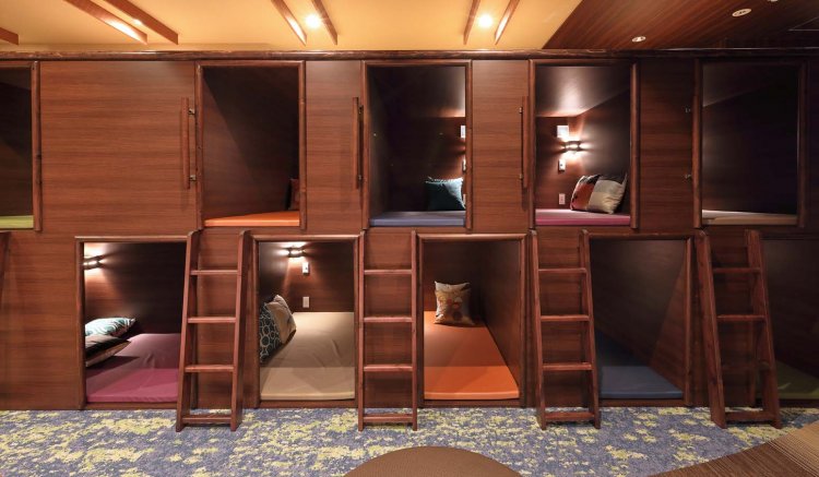 ログシェルタは半個室のおこもり空間。本を読んだり、スマホを楽しんだり、プライベート感覚で自由に過ごせる。