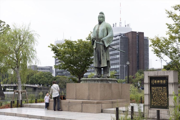 スタートは地下鉄竹橋駅付近、大手濠に立つ和気清麻呂像から。