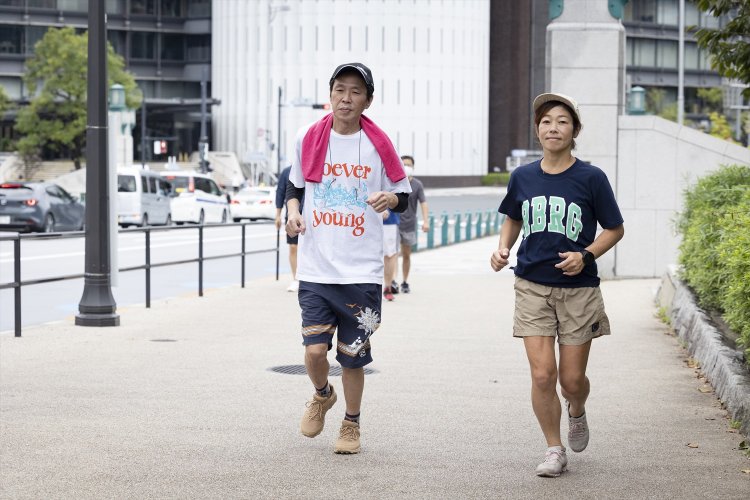 いきなり上り坂……。皇居周回コースは約30mの高低差があるのだ。