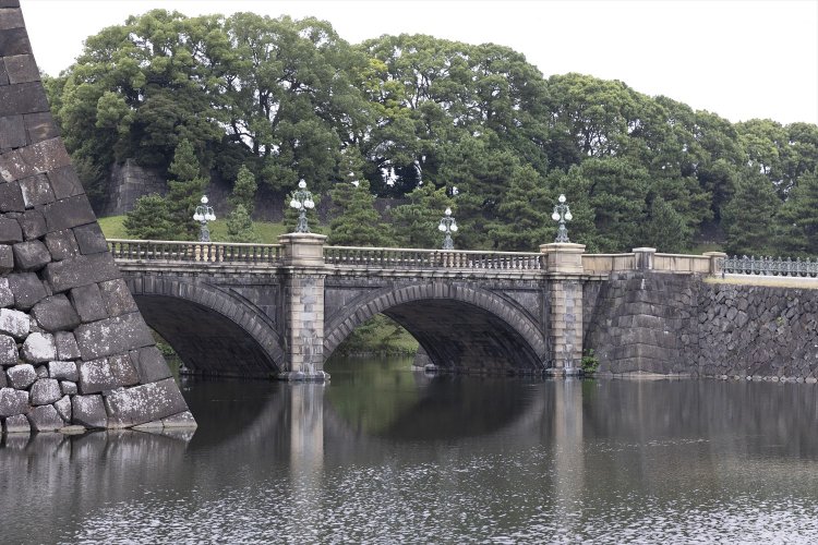 パワースポットの二重橋に一礼。奥に皇居内の伏見櫓を望む。