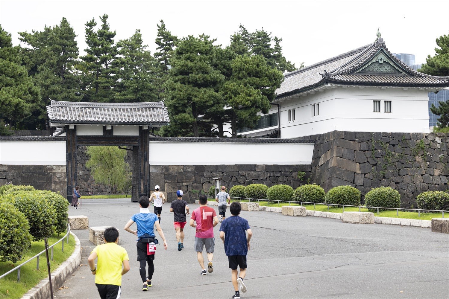 コースの見どころの一つ、桜田門をくぐっていく皇居ランナーたち。背後には警視庁の庁舎がある。