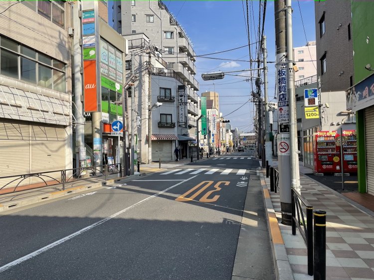 平日昼間の志村銀座は人影もまばら。