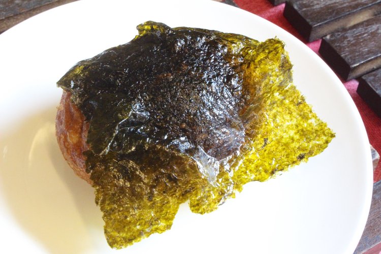 なっとうドーナツ180円。ドーナツを覆う海苔が実は……。