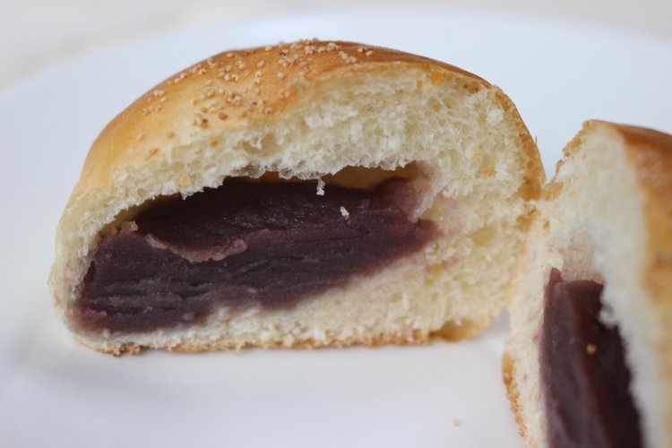 自家製のこしあんを使ったこしアンパン140円も人気。ふわっと軽い甘さのあんこだ。