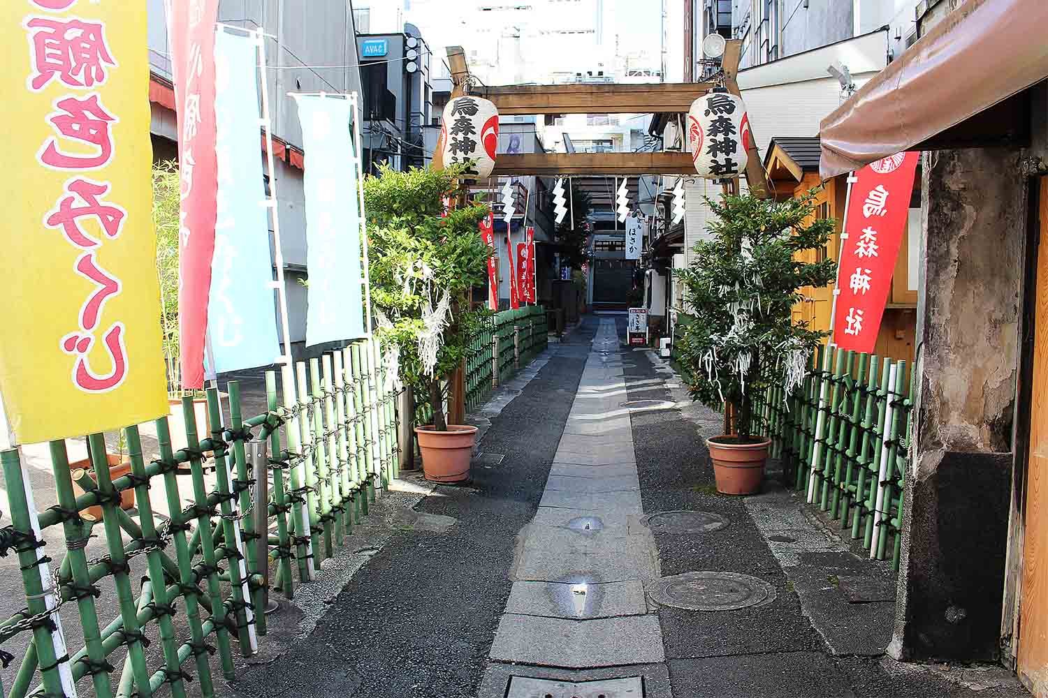 JR新橋駅を背に烏森神社を右手に見ながら直進。
