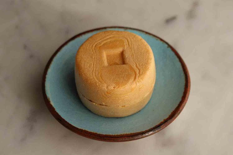 通貨、文銭をかたどった最中。