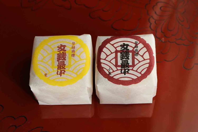 店名の由来になった文銭最中。栗（左）162円、小豆（右）130円。