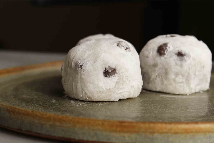 砂糖の入らない餅生地なので翌日には固くなる。