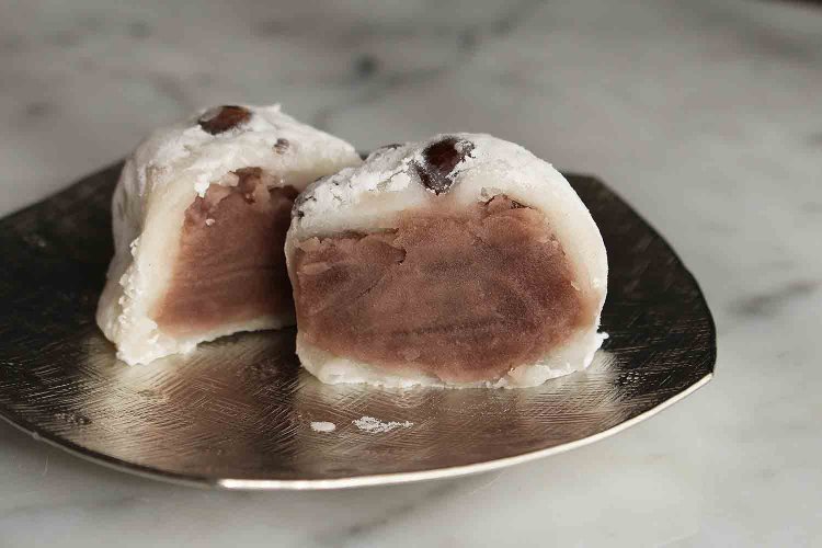 皮むきこし餡がたっぷり入る。