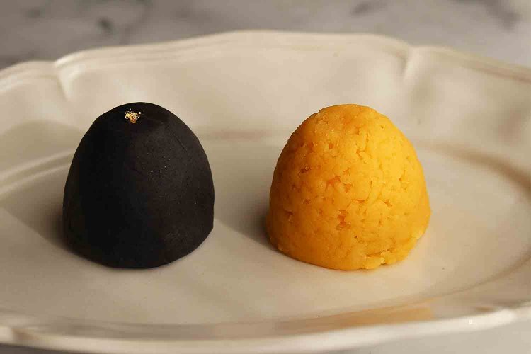 黒牡丹（左）、君牡丹（右）1個各302円。