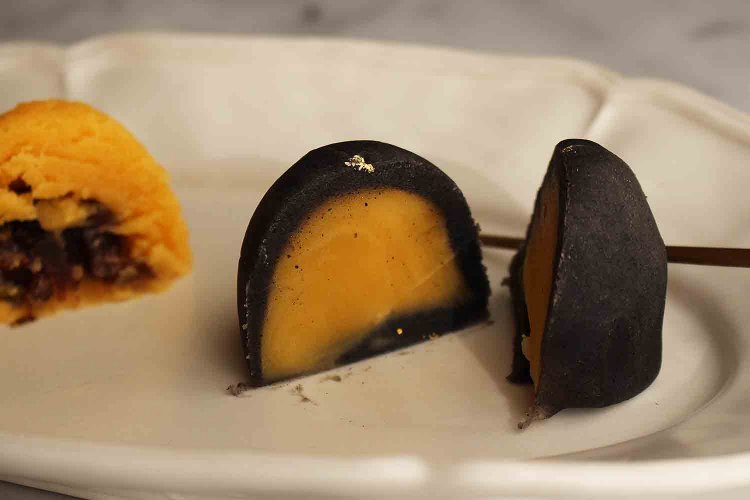 黒ごまの煉切の中には鮮やかな黄味餡。