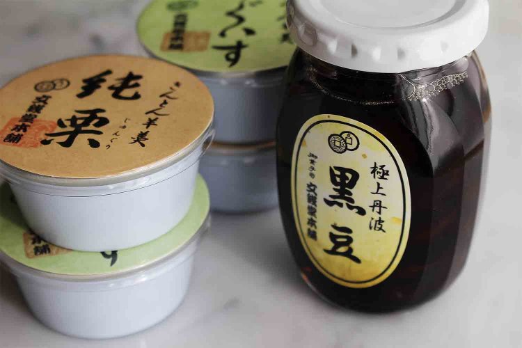 左はきんとん羊羹（純栗・うぐいす1個各324円）、右は黒豆1004円。