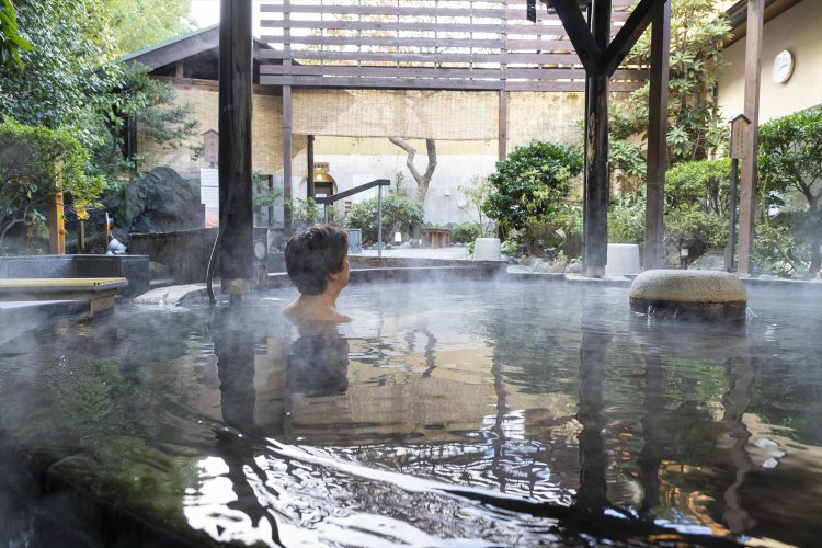 緑に囲まれた露天風呂は温泉を循環して利用。よしずや東屋などが和の風情を漂わせる。