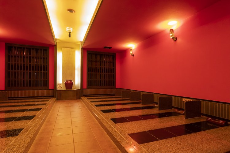 岩盤浴「夏」の部屋。岩盤浴は岩盤浴着を着用すれば入場自由、時間制限なし。740円。