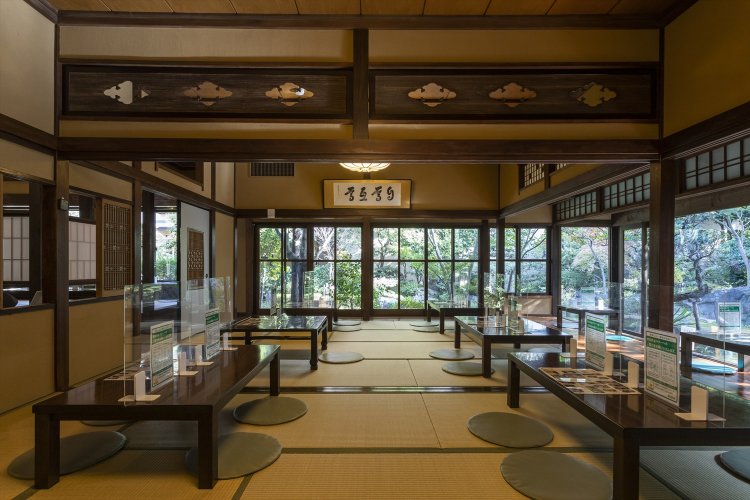 庭を眺める食事処「柿天舎（してんしゃ）」の大広間。1946年の建築当時の面影を色濃く残す部屋だ。