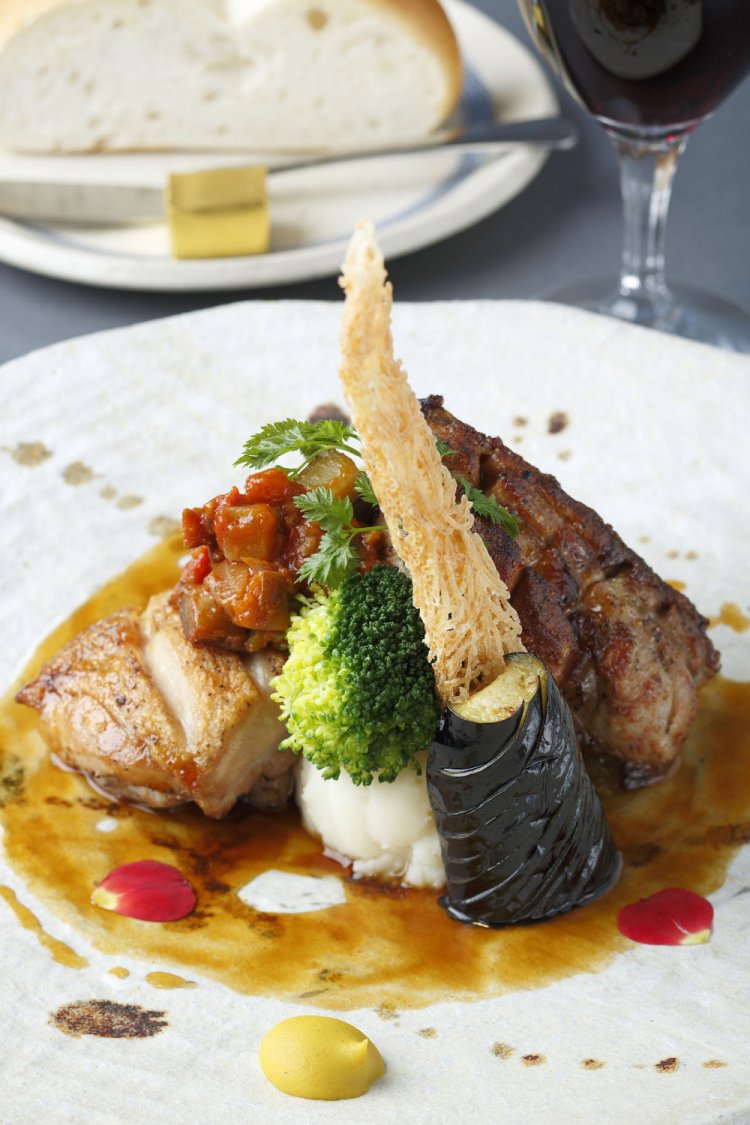 メインの1品、地鶏とスペアリブのオーブン焼き。