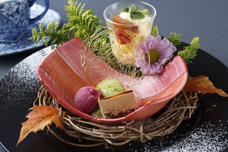 フルーツカクテルや抹茶のムースなどが付くデザート。Aコースは2～ 4の料理とパン、コーヒーがセットになって3240円。