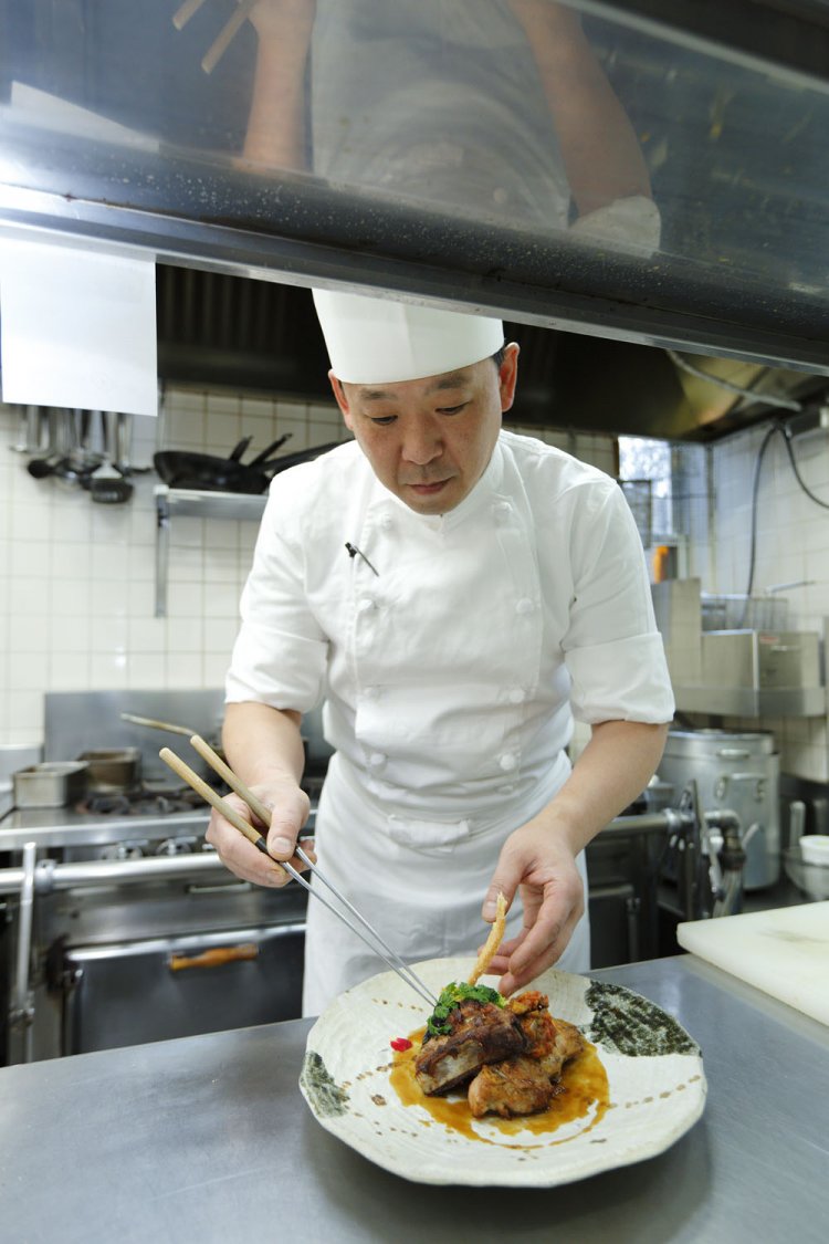 盛り付けにシェフのセンスが表現される。