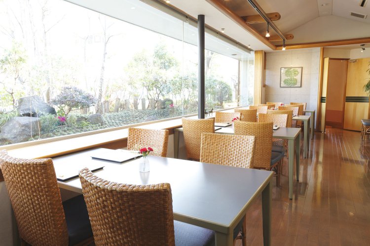 ガラス張りのテーブル席。個室や和室もある。