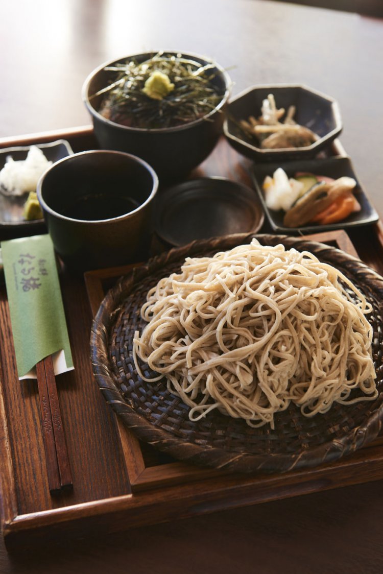 蕎麦とミニ丼のセット1230円。