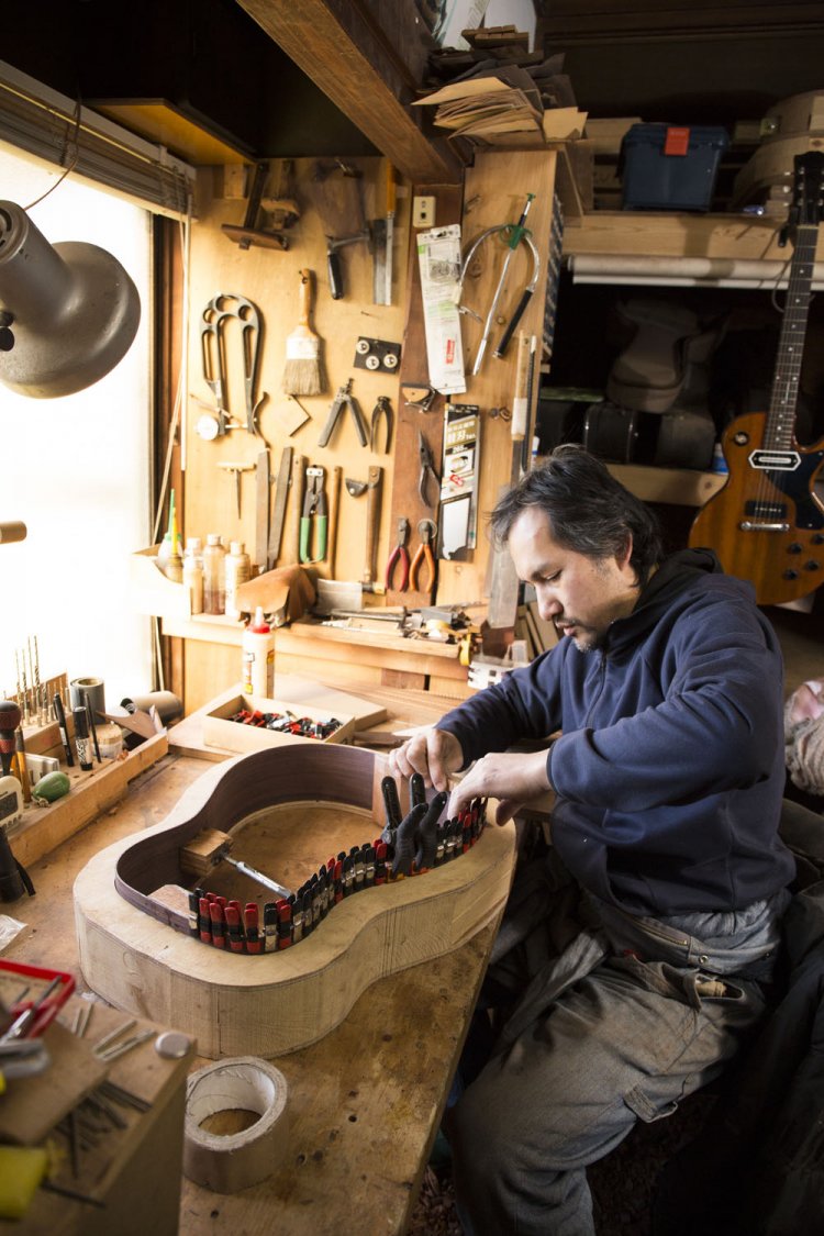 自宅横の納屋を工房に。「緑に囲まれ、もの作りに集中できます」。