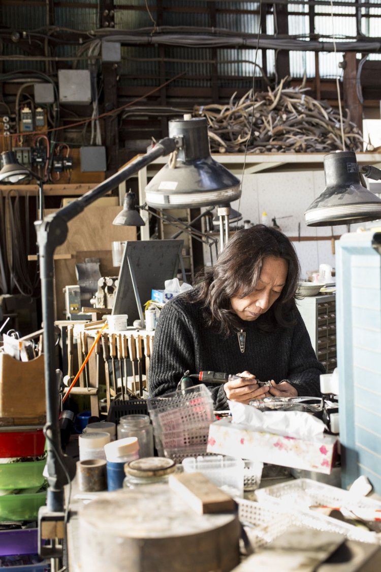 「飯能の街に何かパワーを感じる」。宮尾さんのナイフのファンも多い。