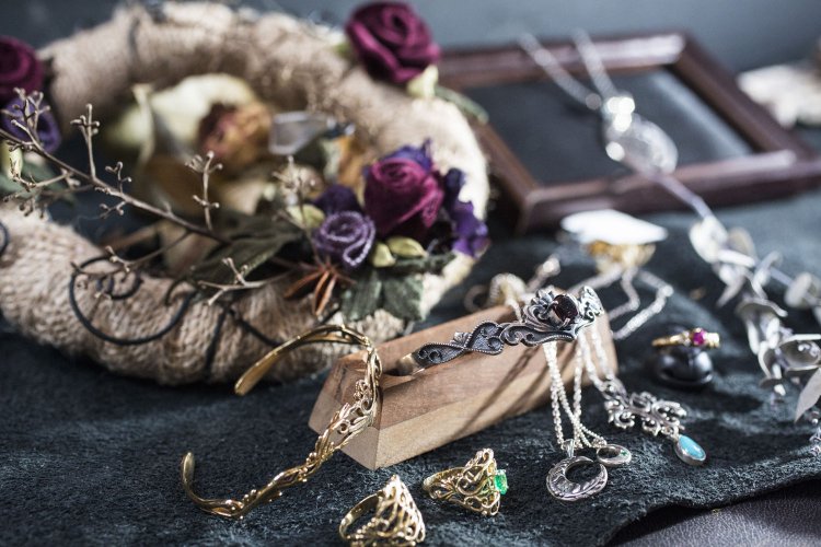 デザートローズのアクセサリー。「この空間は油の染みた梁などに味がある」と作家の太陽さん。