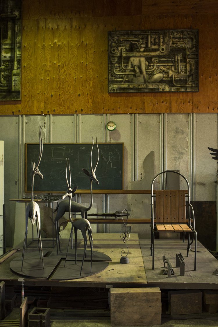 工房内。門扉や手すりのほか個展用の作品も制作。鍛鉄用の工具も一部手作り。