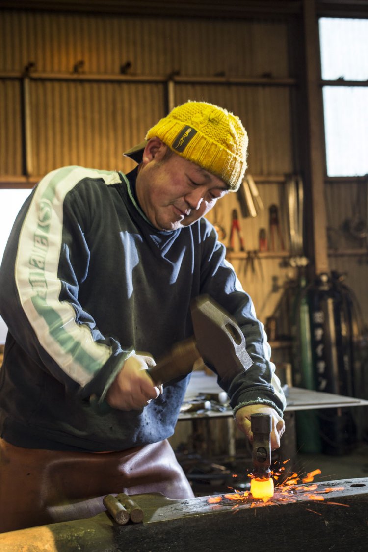 鍛鉄歴25年以上。右手の薬指が変形したのは長く叩いてきた勲章。「溶接のない頃の鍛鉄が好き」。