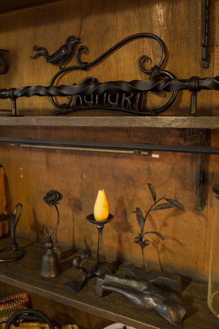 江州屋では蝋燭台やコルク抜きなどの鍛鉄作品を販売。