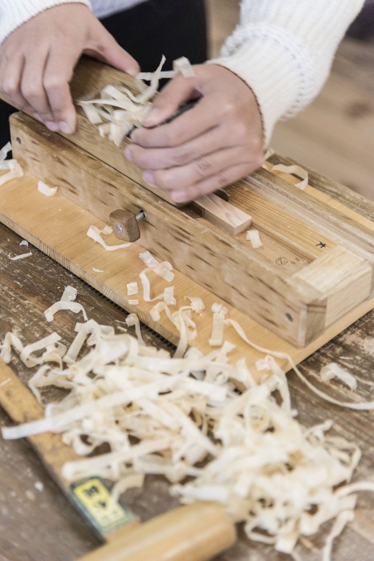 かんなでヒノキの材料を削ってマイ箸作り。出た木屑は袋などに入れて風呂に入れるもよし。