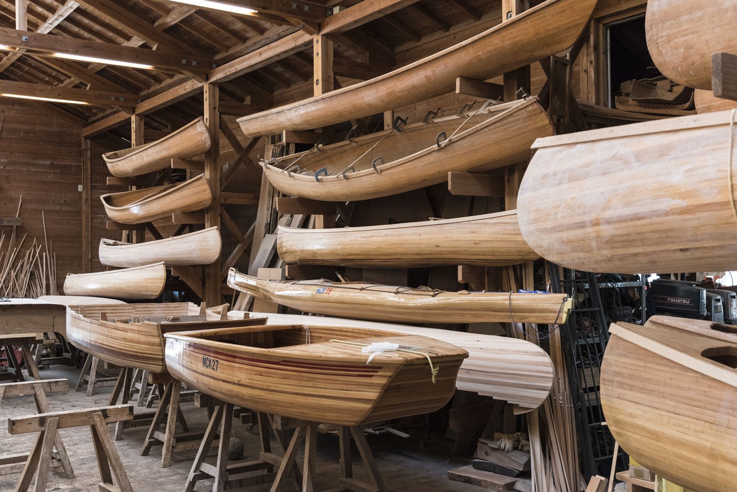 製作中のカヌーが並ぶ工房内。キットは10万円～、工房使用料1日3500円。