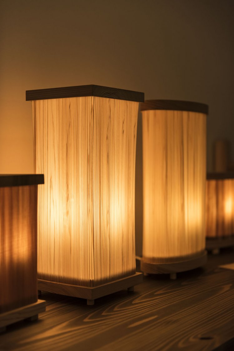 薄く削いだ西川材をプリーツ状にしたランプ。大2万350円。