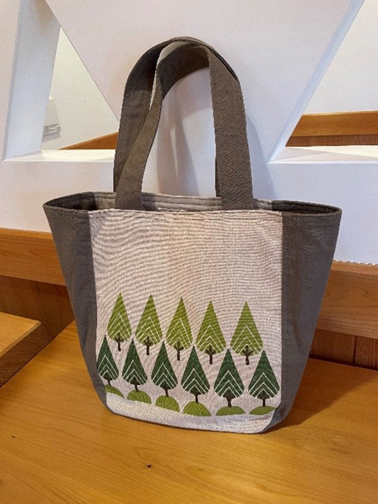 西川材の繊維でできたバッグ8800円。柔らかく、吸水・撥水性が良い。