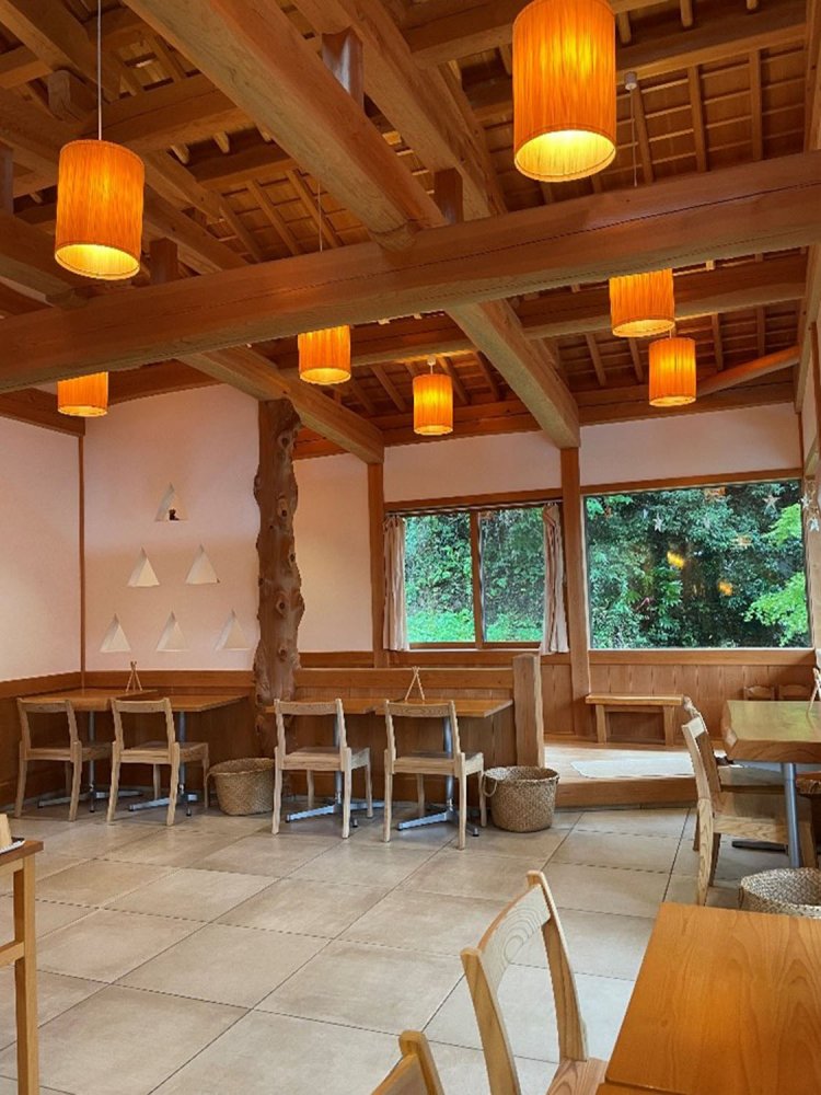 天井の高い店内。