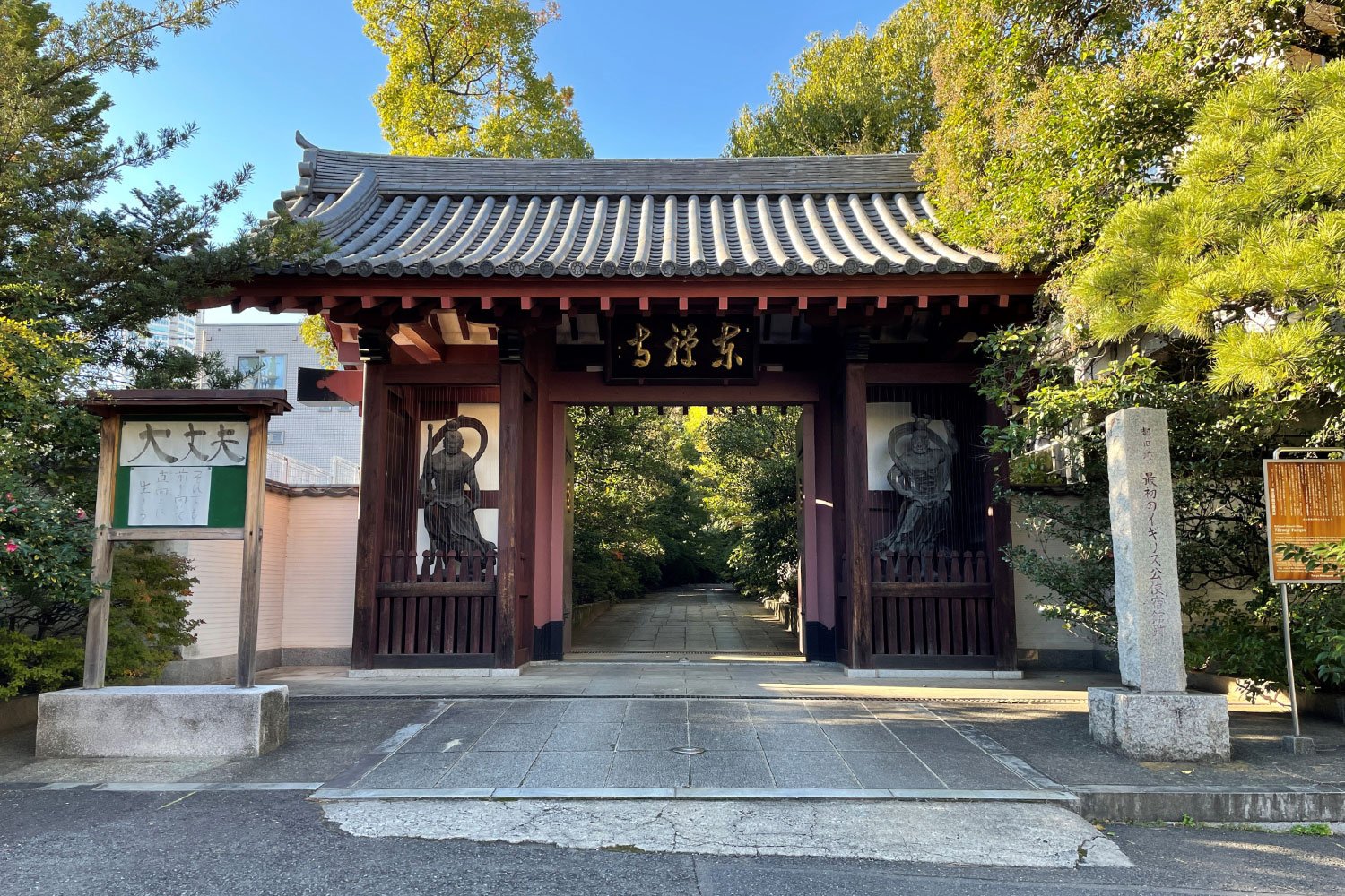 幕末に英国公使宿舎として利用されていた東禅寺。山門の先には別世界のような空間が……。