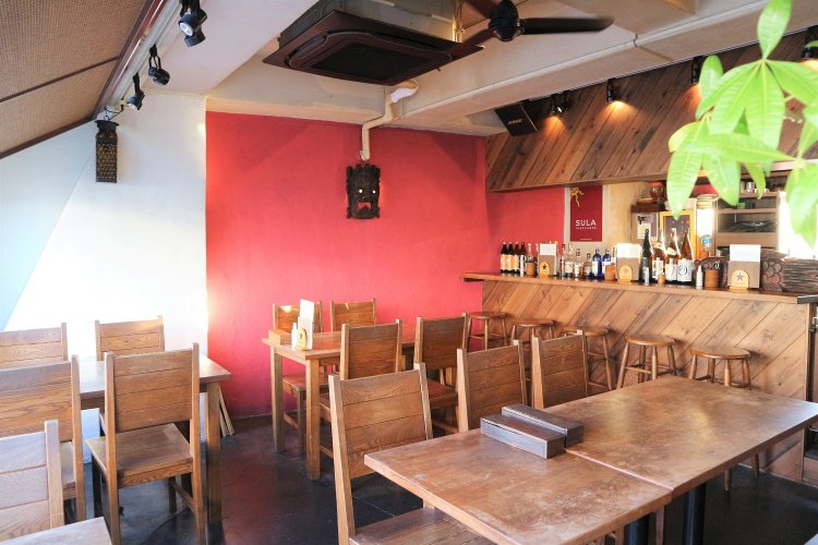 店内は店主の諏訪内さんが「あったらいいな」と思った店を形に。エスニックながらカウンター席もあり、独特な雰囲気を醸している。