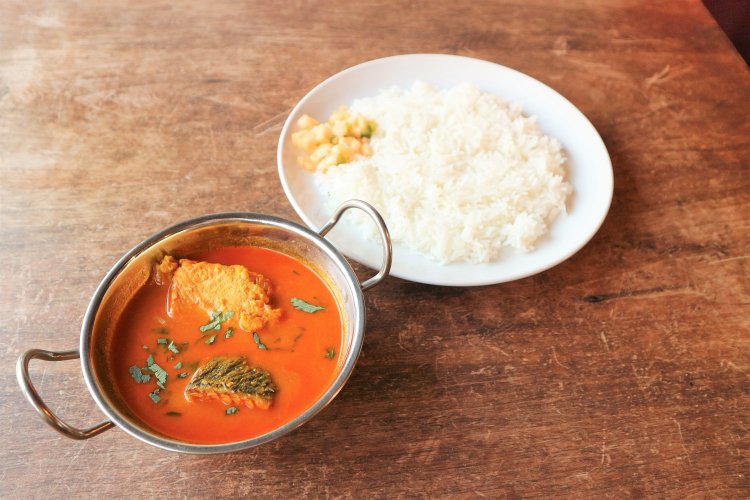 季節ごとに魚が変わる海鮮カレーは、脂がのった魚の旨みがスパイスと絡み合う。