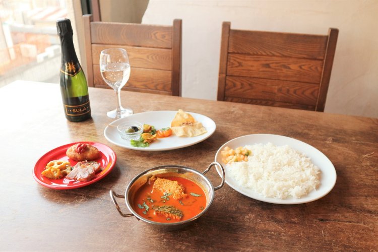 前菜から〆のカレーまで味わえるカレーセット2500円。1名から注文が可能。