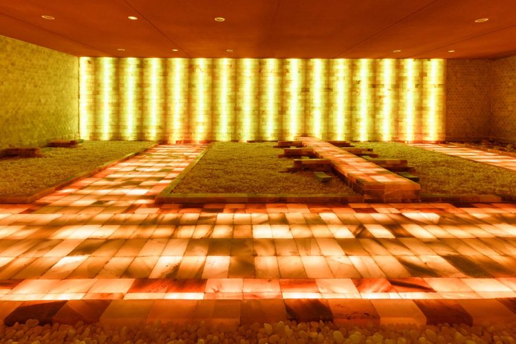 岩盤浴のアロマソルトの間では、岩塩の酸化還元能力で皮膚の老化やトラブルを防止する効果が期待できる。