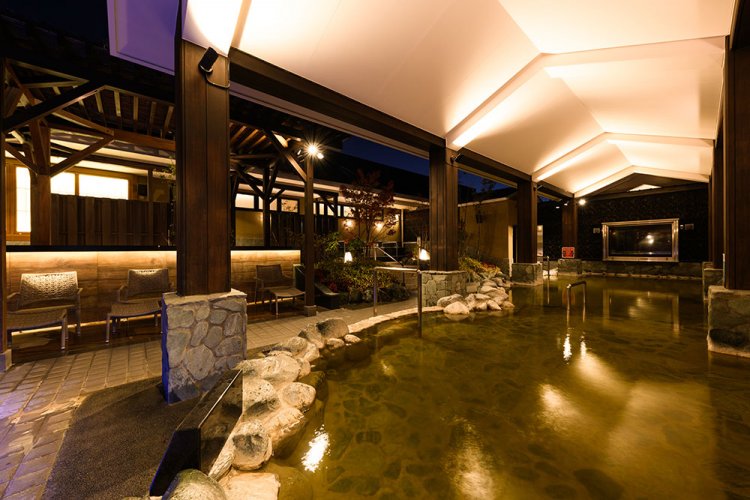 地下2000ｍから湧き出す温泉は、湯冷めしにくいことから熱の湯とも呼ばれている。