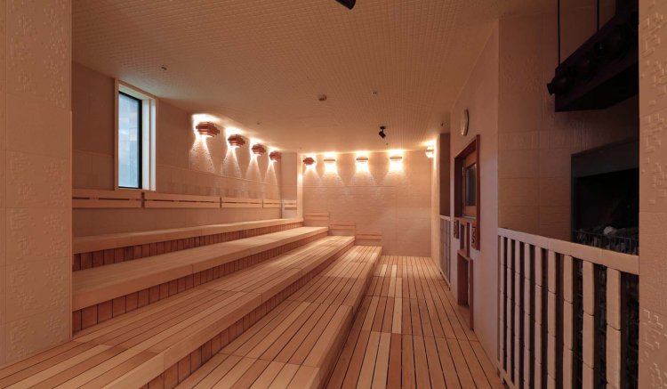 バズーガロウリュサウナの壁面には黄土タイルが貼られ、解毒や殺菌、遠赤外線効果が期待できる。