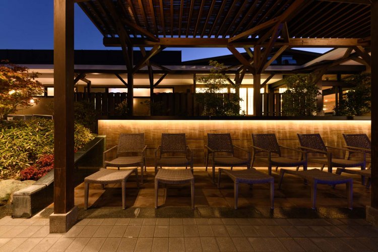 露天にはデッキチェアーが8台設置されてているので、湯上がりにのんびりと過ごせる。