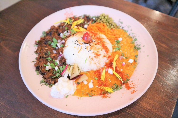 2種盛りは通常1380円で、ポタージュカレーを選ぶと1280円。