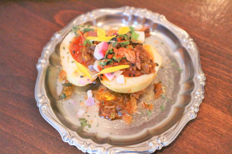 とろっとした半熟の黄身とスパイシーなタレのコンビネーションがたまらない。