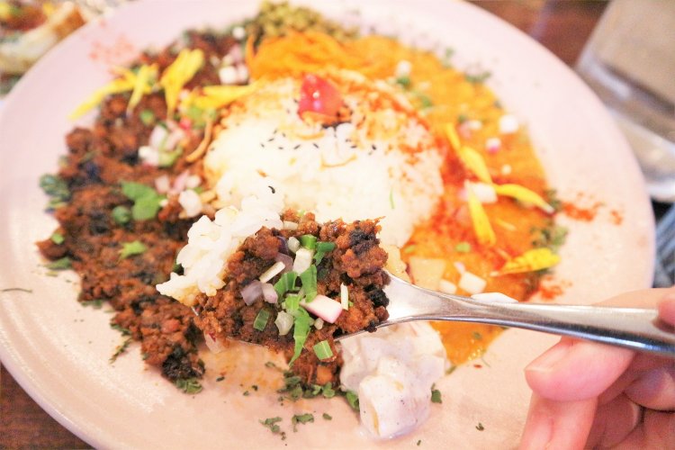 ガツンと肉々しいスパイシーなキーマは、単品でも頼む人も多い。