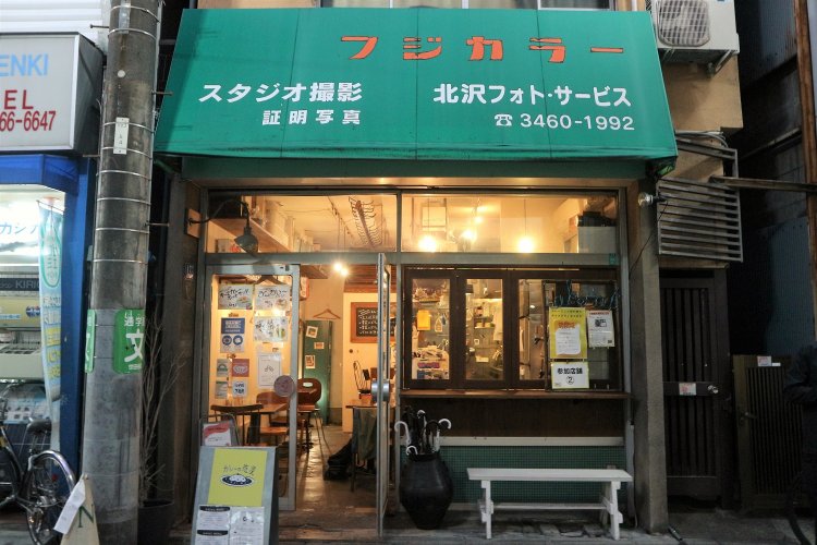パッと見るとカメラ屋？　でも中を覗いてみると……。