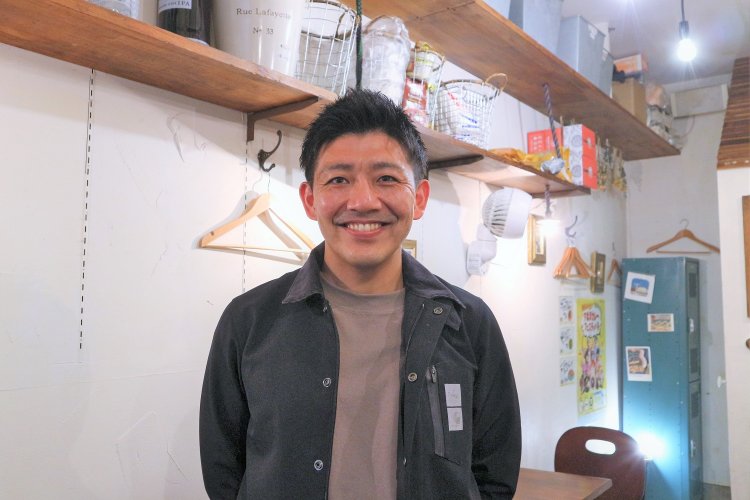 株式会社ヒネルの星野さん。4代目店長としてメニューの開発・調理に携わる。