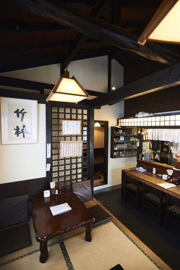 小上がり席とカウンター席を配す。